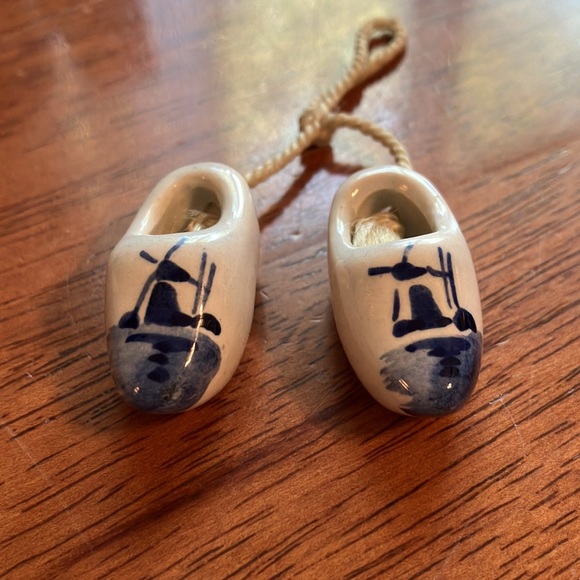 Adorable souvenir tiny hand made ceramic shoes from Holland! - Picture 12 of 12